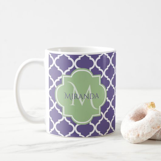 Stijlvol Paars Quatrefoil en noem Groen Monogram Koffiemok (Met donut)