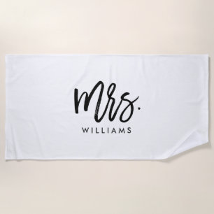 Stijlvol penseelscript "Mrs. Last Name" Strandlaken