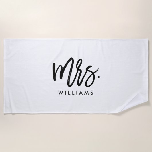 Stijlvol penseelscript "Mrs. Last Name" Strandlaken (Voorkant)