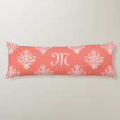 Stijlvol perkoraal Damaspatroon met monogram Lichaamskussen (Voorkant)