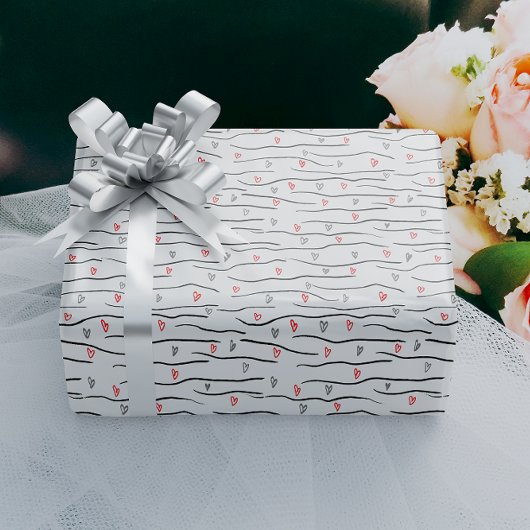 Stijlvol rood grijs hart en strepen patroon cadeaupapier