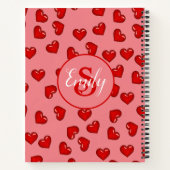 stijlvol rood hartpatroon met monogrammen roze notitieboek (Achterkant)