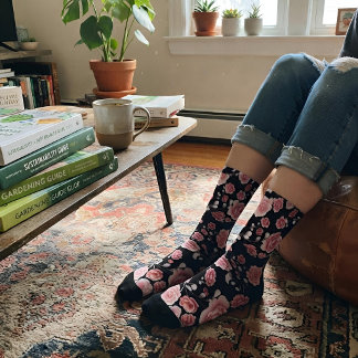 Stijlvol roze bloemmotief op zwart sokken