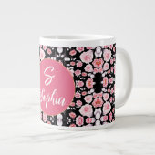 Stijlvol roze floreel patroonscript monogramed extra grote beker (Voorkant rechts)
