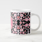 Stijlvol roze floreel patroonscript monogramed extra grote beker (Rechts)