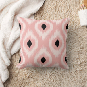 Stijlvol Roze Ivory Diamond Ikat Patroon Kussen