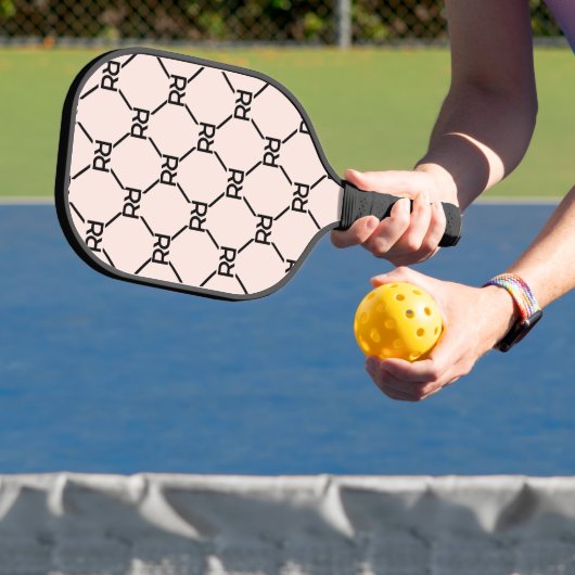 Stijlvol Roze Modern Girly Monogram Initiaal Patro Pickleball Paddle (Insitu)