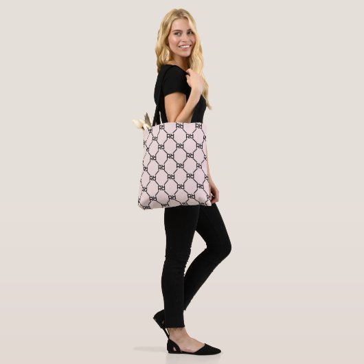 Stijlvol Roze Modern Script Girly Monogram Initiaa Draagtas (Op model)