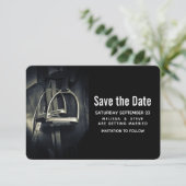 Stijlvol zilver Stirrups op het Engelse zadelzadje Save The Date (Staand voorkant)