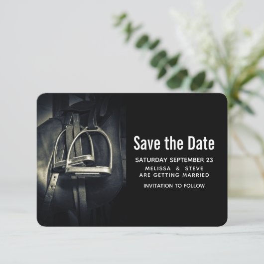 Stijlvol zilver Stirrups op het Engelse zadelzadje Save The Date (Staand voorkant)