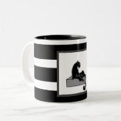 Stijlvol zwart pantherkat — wit modern tweekleurige koffiemok (Voorkant links)