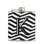 Stijlvol zwart wit Chevron Stripe Monogram Aangepa Heupfles (Voorkant)