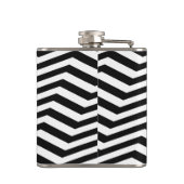 Stijlvol zwart wit Chevron Stripe Monogram Aangepa Heupfles (Achterkant)