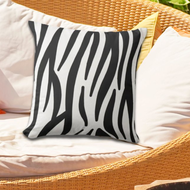 stijlvol, zwart-witzebrapad buitenkussen (girly chic stylish black white zebra print outdoor pillow)