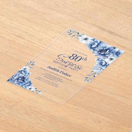 Stijlvolle Blauwe Bloemen Verrassing 80ste Verjaar Acryl Uitnodigingen (Laagn)