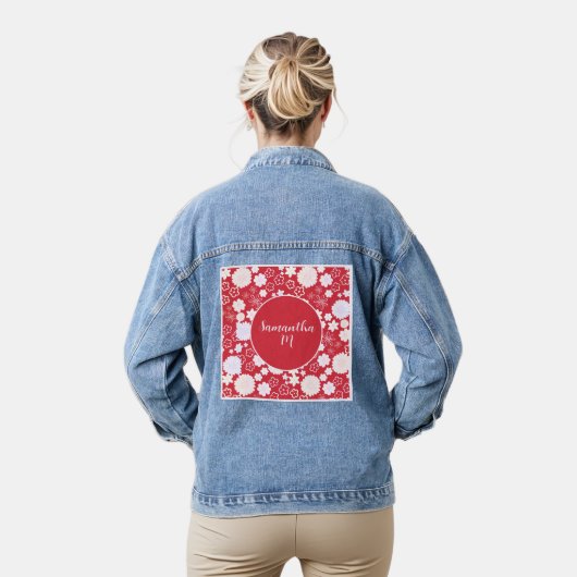 STIJLVOLLE BLOEMEN BLOEMMOTIEF CRÈME ROOD MET NAAM DENIM JACKET (Model)