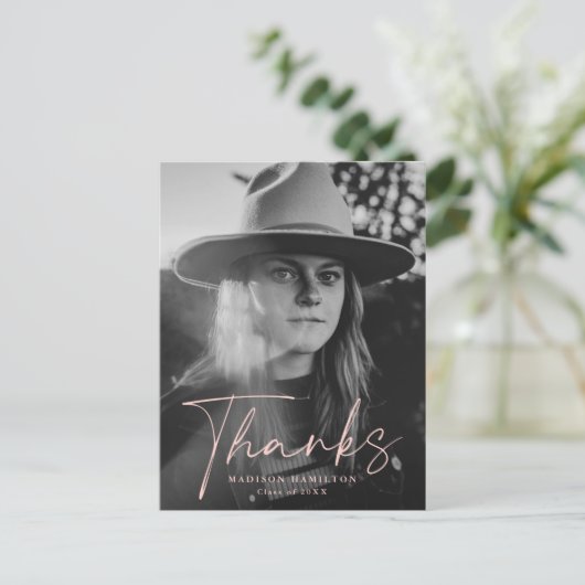 Stijlvolle Blush Script Photo Afstuderen dank u Briefkaart (Staand voorkant)