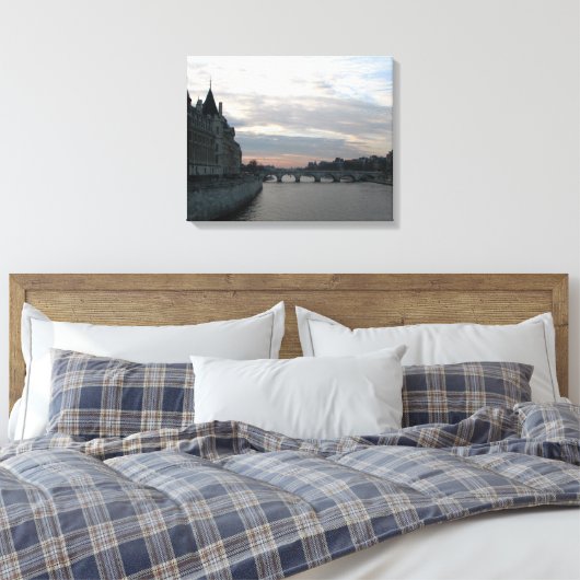 Stijlvolle Canvas Print met zonsondergang in Parij (Insitu (Slaapkamer))
