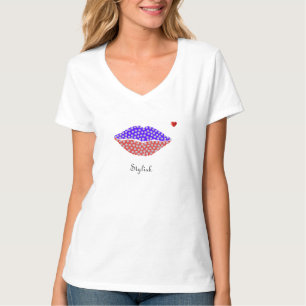 Stijlvolle diamanten op blauwe en rode lippen met t-shirt