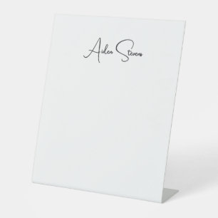 Stijlvolle eenvoudige zwart-wit minimalistische na reclamebord met voetstuk