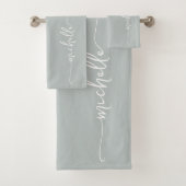 Stijlvolle Elegante Monogram Naam Script Sage Groe Bad Handdoek (Insitu)