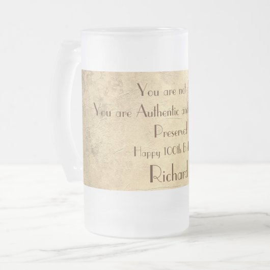 Stijlvolle en humoristische 100e verjaardag matglas bierpul (Voorkant links)