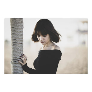 Stijlvolle jonge vrouw in zwart Off-Shoulder Top Foto Afdruk