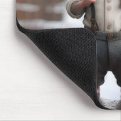 Stijlvolle jongensmuis in een steeg muismat (Hoek)