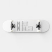 Stijlvolle minimal & Modern Grey Initialen & Naam Skateboard (Horizontaal)