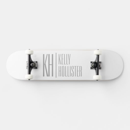 Stijlvolle minimal & Modern Grey Initialen & Naam Skateboard (Horizontaal)