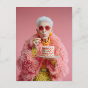 Stijlvolle oudere vrouw die cake eet in roze mode briefkaart