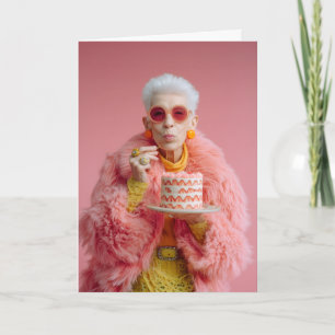Stijlvolle oudere vrouw die cake eet in roze mode kaart
