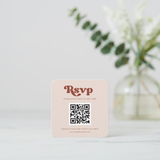 Stijlvolle retro pach roze QR code RSVP respons Informatiekaartje (Staand voorkant)