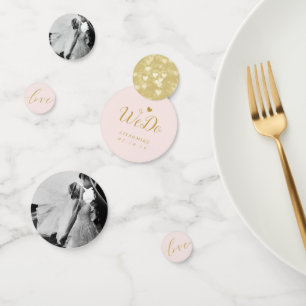 Stijlvolle roze gouden trouwtafel met persoonlijke confetti