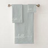 Stijlvolle Sage Green Monogram Naam Script Handtek Bad Handdoek (Insitu)
