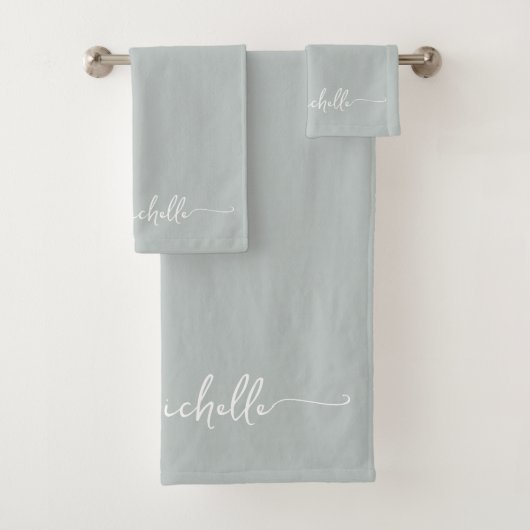 Stijlvolle Sage Green Monogram Naam Script Handtek Bad Handdoek (Insitu)