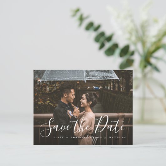 Stijlvolle Script Photo Overlay Save the Date Anno Aankondigingskaart (Staand voorkant)