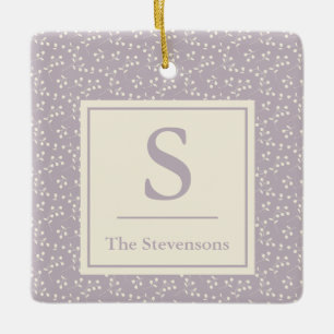 Stijlvolle vintage lila bloemenpatroon monogram na keramisch ornament