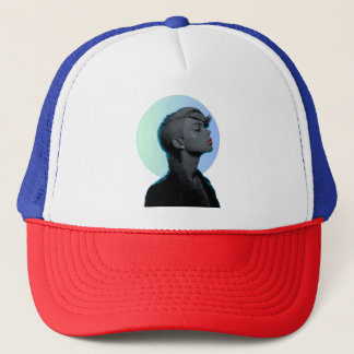 Stijlvolle vrouw in monochromatische portret trucker pet