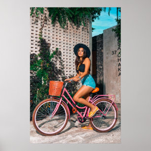 Stijlvolle vrouw op roze fiets, stedelijke avontur poster