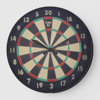 stikt oog in het dartboard; grote klok