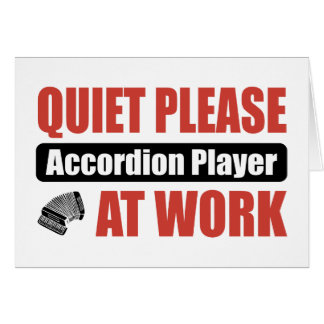 Stil alsjeblieft accordeonspeler op het werk