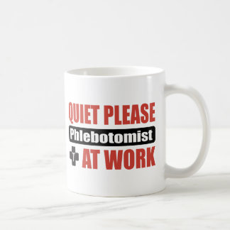 Stil alsjeblieft Phlebotomist op het werk Koffiemok