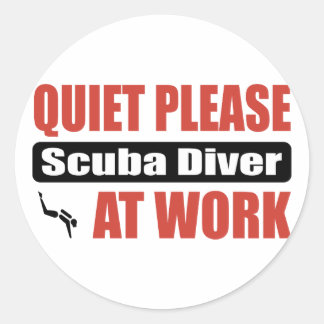 Stil alsjeblieft Scuba Diver op het werk Ronde Sticker