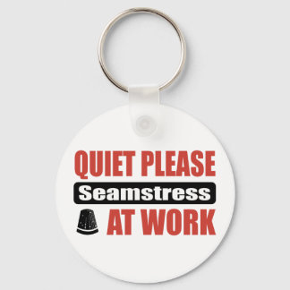 Stil alsjeblieft Seamstress op het werk Sleutelhanger