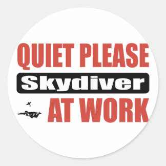 Stil alsjeblieft Skydiver op het werk Ronde Sticker