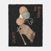 STIL! Ik ben aan het tinken. Fleece Deken (Voorkant)