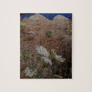 Stil water met wilde bloemen aan de oever legpuzzel