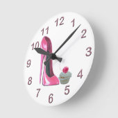 Stiletto rose et cerise Cupcake Art Wall Horloge (Angle)