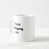 Still Debugging Life Mug – Funny Coder Gift, Devel Koffiemok (Voorkant links)